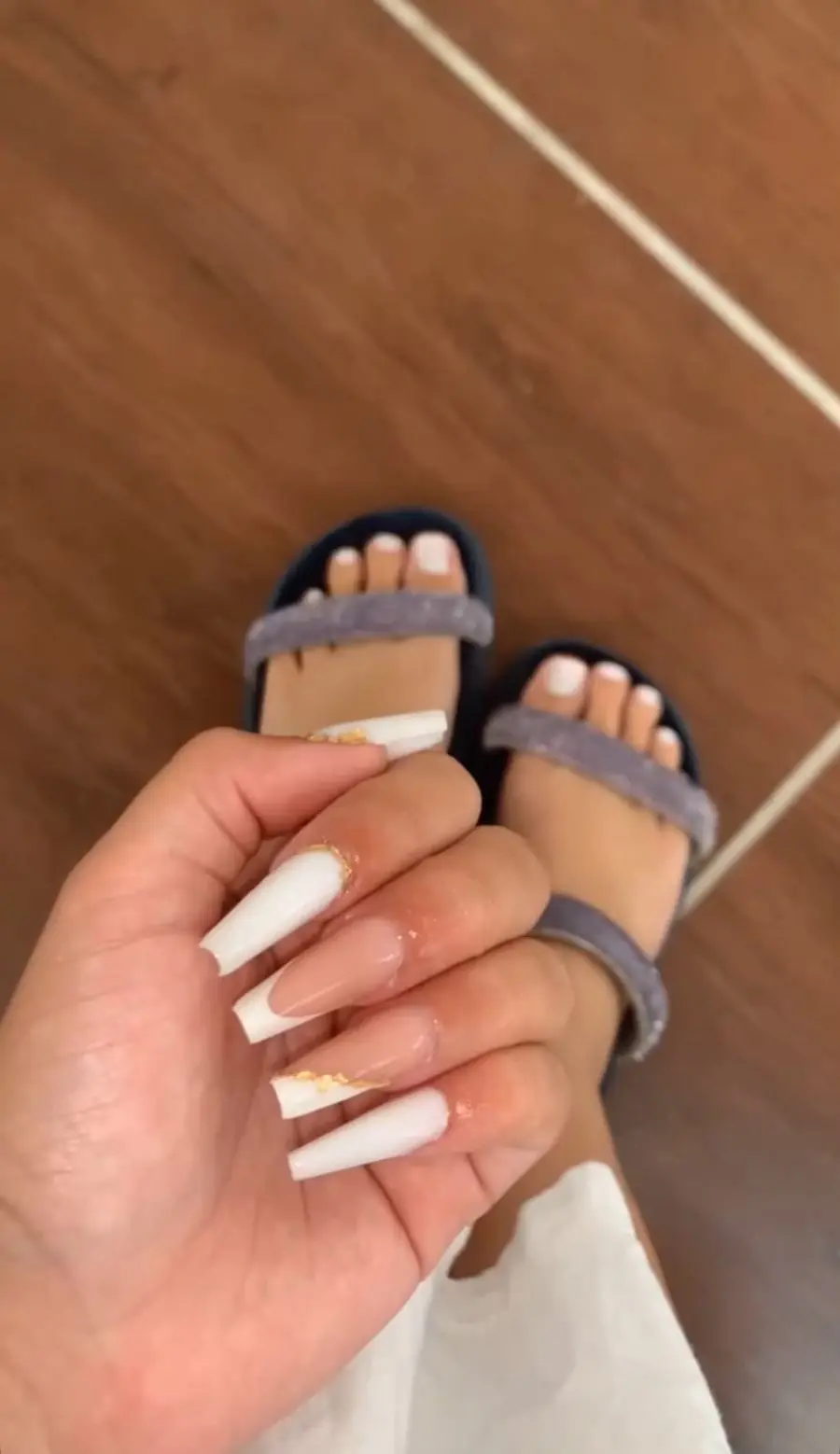 Alongamento branco com detalhes dourados