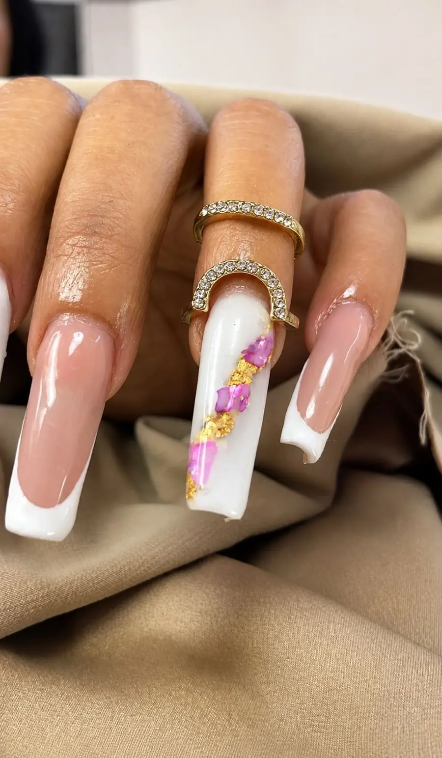 Alongamento branco com pedra rosa e folha dourada