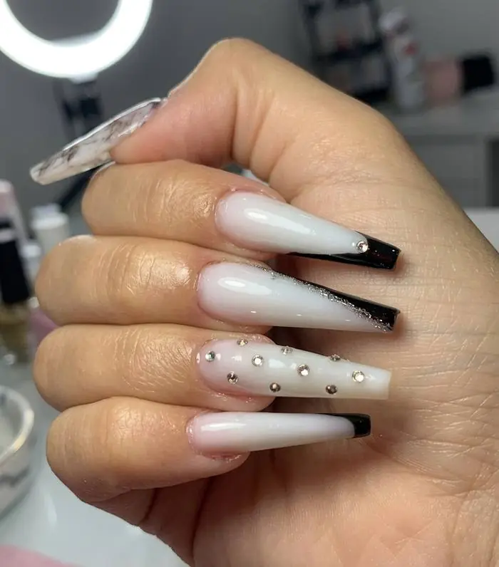 Alongamento coffin degradê branco e preto com brilhantes