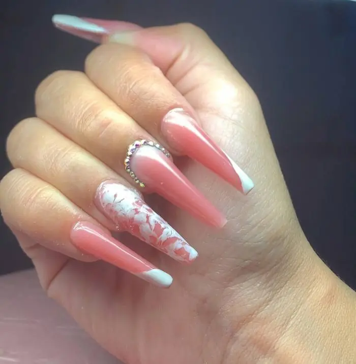 Alongamento em gel com efeito mármore rosa e branco
