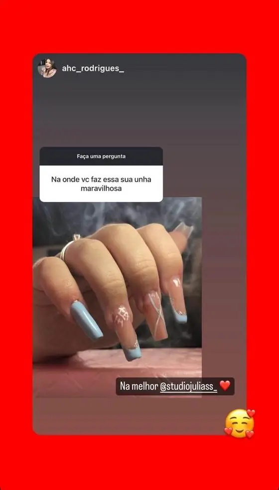 Cliente perguntando onde fez a unha e marcando o Studio Áurea