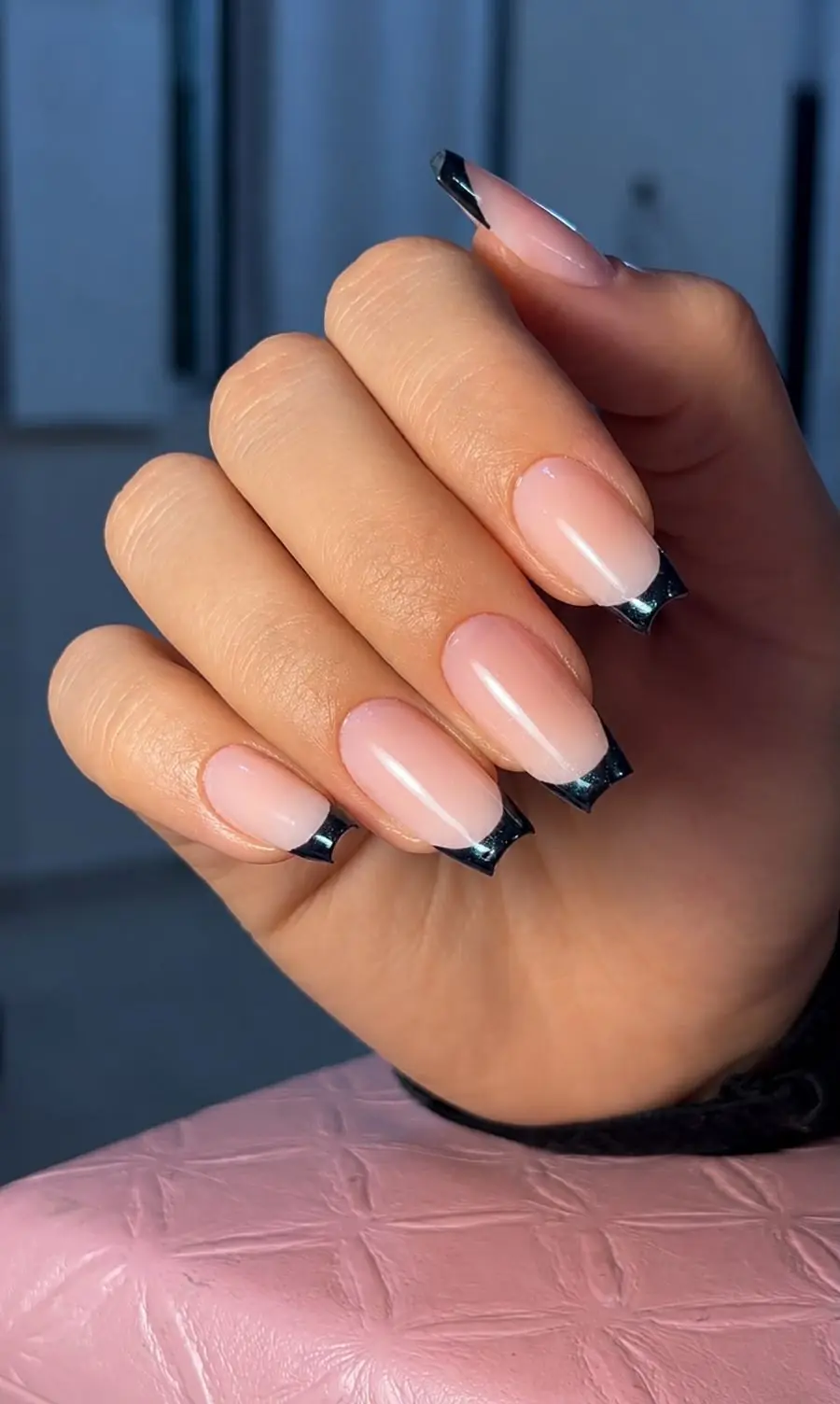 Francesinha com esmalte cromado preto