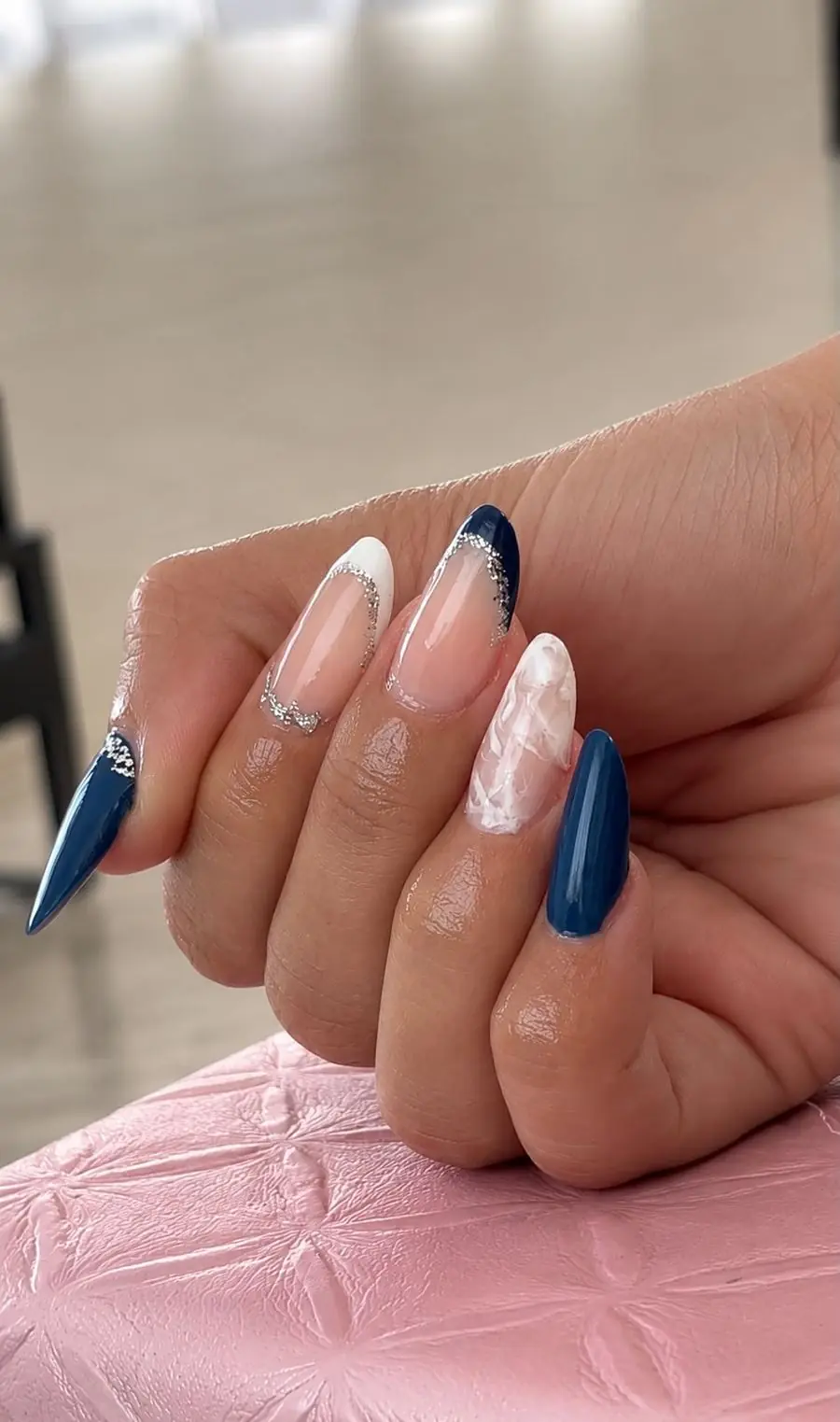 Nail art azul e branco com mármore e strass