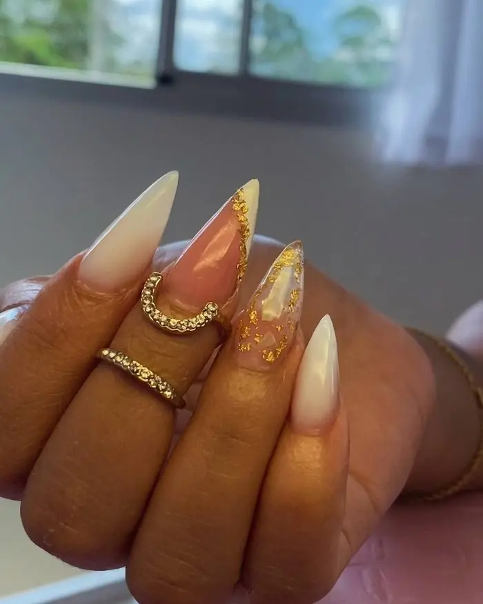 Nail art com folha de ouro e pedraria