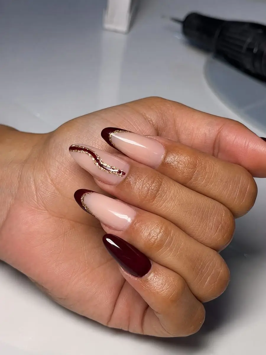 Unhas vinho com traço dourado